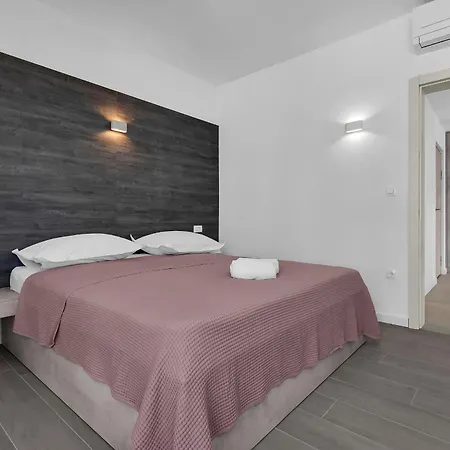 Apartment Beachfront Sea - Srzic